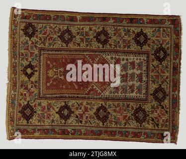 Bidkleed, MELAS, c. 1900 tappeto, melas. A metà campo: Stretta Oranjerode Mihrab in un timpano congestionato e gambo di fiori bianco, marrone, giallo tenue, blu chiaro e melanzane. Le file di anjelieren pendenti o foglie di placca sono su oscillazioni bianche che fluttuano sopra la parte superiore a timpano. Bordi: Doppi. Su un bordo interno del tubo d'oro molto ampio si trovano fiori a forma di diamante e a quattro parti, uno in melanzana, l'altro in rosso chiaro e scuro, bianco e verde chiaro. C'è uno zoom all'aperto, in melanzane, con garofani arrampicati a sinistra e a destra. Zoom medio ed esterno circondati da triangoli con blocco interno. Foto Stock