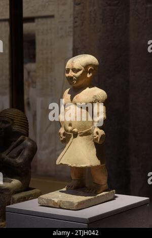 Statua di Khnumhotep. Nell'Antico Regno le persone con nanismo spesso detenevano titoli importanti e possedevano un alto status sociale. Khnumhotep era il prete e il sovrintendente dell'armadio reale, e servitore del ka. Il suo nome e i suoi titoli sono incisi sulla base della statua. V dinastia, circa 2465-2323 a.C. Museo Egizio, Cairo, Egitto. Foto Stock