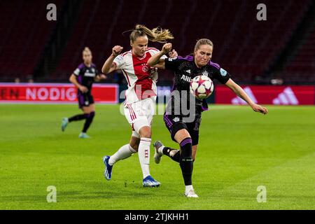 Zweikampf Rosa van Gool (AFC Ajax, n. 21), Sydney Lohmann (FC Bayern M?nchen, n. 12) UEFA Women's Champions League: AFC Ajax - FC Bayern M?nchen, Amsterdam, Johan Cruijff Arena AM 20.12.2023 I REGOLAMENTI DFB VIETANO QUALSIASI USO DI FOTOGRAFIE COME SEQUENZE DI IMMAGINI E/O QUASI-VIDEO. Foto Stock