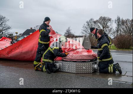 Frederikssund, Danimarca, 20 dicembre 2023. I vigili del fuoco preparano i tubi dell'acqua prima che arrivi la tempesta Pia (Credit Image: © Stig Alenäs) SOLO PER USO EDITORIALE! Non per USO commerciale! Foto Stock