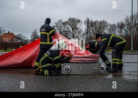 Frederikssund, Danimarca, 20 dicembre 2023. I vigili del fuoco preparano i tubi dell'acqua prima che arrivi la tempesta Pia (Credit Image: © Stig Alenäs) SOLO PER USO EDITORIALE! Non per USO commerciale! Foto Stock