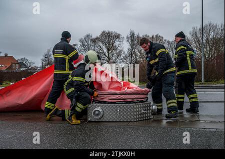 Frederikssund, Danimarca, 20 dicembre 2023. I vigili del fuoco preparano i tubi dell'acqua prima che arrivi la tempesta Pia (Credit Image: © Stig Alenäs) SOLO PER USO EDITORIALE! Non per USO commerciale! Foto Stock