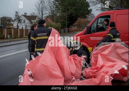 Frederikssund, Danimarca, 20 dicembre 2023. I vigili del fuoco preparano i tubi dell'acqua prima che arrivi la tempesta Pia (Credit Image: © Stig Alenäs) SOLO PER USO EDITORIALE! Non per USO commerciale! Foto Stock