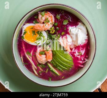 Zuppa fredda di barbabietole - tradizionale zuppa fredda di barbabietole con avocado, gamberi, yogurt, uova. Piatto estivo vegetariano. concetto di pranzo a dieta. menu dieta. Ristorante Foto Stock