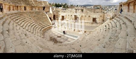 L'anfiteatro romano di Jerash (arabo: جرش Ǧaraš; greco: Γέρασα, romanizzato: Gérasa; greco attico: [Gérasa], greco Koinē: [ˈgerasa]) è una città della Giordania settentrionale. La città è il centro amministrativo del Governatorato di Jerash e ha una popolazione di 50.745 abitanti nel 2015. Si trova a 48 chilometri (30 miglia) a nord della capitale Amman. Credito: JHelebrant Foto Stock