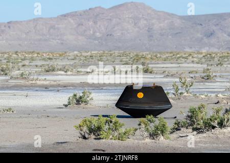 La capsula di ritorno campione della missione OSIRIS-Rex della NASA è stata vista poco dopo essere atterrata nel deserto, il 24 settembre 2023, presso lo Utah test and Training Range del Dipartimento della difesa. Il campione è stato prelevato dall'asteroide Bennu nell'ottobre 2020 dalla navicella spaziale OSIRIS-Rex della NASA. Versione ottimizzata di un'immagine originale della NASA / credito: NASA / KBarber Foto Stock