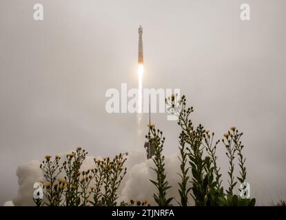 Il razzo Atlas V della United Launch Alliance (ULA) con il satellite Landsat 9 a bordo lancerà lunedì 27 settembre 2021 dallo Space Launch Complex 3 presso la Vandenberg Space Force base in California. Il satellite Landsat 9 è un satellite congiunto tra NASA e Stati Uniti Missione di indagine geologica che continuerà l'eredità del monitoraggio delle regioni terrestri e costiere della Terra. Versione ottimizzata di un'immagine originale della NASA / credito: NASA / B Ingalls Foto Stock