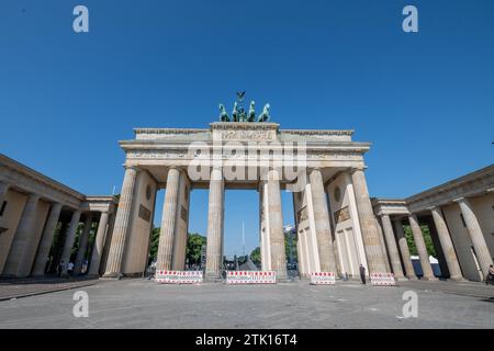 Porta di Brandeburgo di giorno a Berlino, Germania Foto Stock