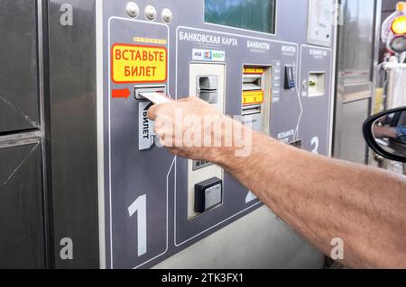 Mosca, Russia - 26 agosto 2023: Casello sull'autostrada ad accesso controllato. Punto di pagamento automatico su una strada a pedaggio. Autostrada M11 russa Foto Stock