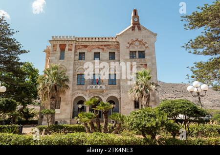 La facciata di Villa Florio sull'isola di Favignana, provincia di Trapani, Sicilia, Italia Foto Stock