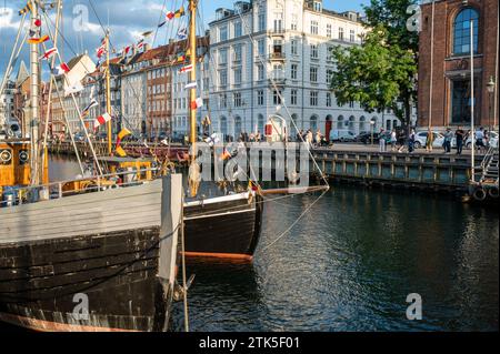 Facciata colorata e vecchie navi lungo il canale Nyhavn a Copenaghen, Danimarca Foto Stock