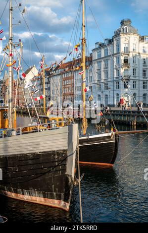 Facciata colorata e vecchie navi lungo il canale Nyhavn a Copenaghen, Danimarca Foto Stock