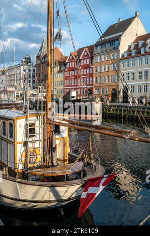 Facciata colorata e vecchie navi lungo il canale Nyhavn a Copenaghen, Danimarca Foto Stock