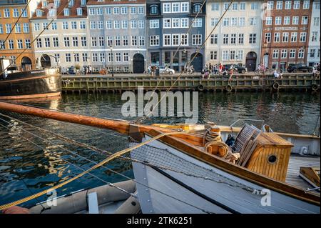 Facciata colorata e vecchie navi lungo il canale Nyhavn a Copenaghen, Danimarca Foto Stock