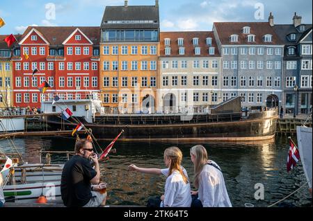 Facciata colorata e vecchie navi lungo il canale Nyhavn a Copenaghen, Danimarca Foto Stock