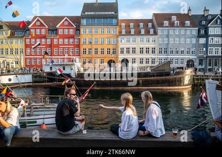 Facciata colorata e vecchie navi lungo il canale Nyhavn a Copenaghen, Danimarca Foto Stock