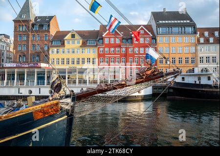 Facciata colorata e vecchie navi lungo il canale Nyhavn a Copenaghen, Danimarca Foto Stock