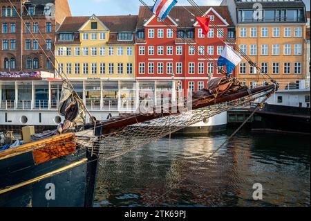 Facciata colorata e vecchie navi lungo il canale Nyhavn a Copenaghen, Danimarca Foto Stock