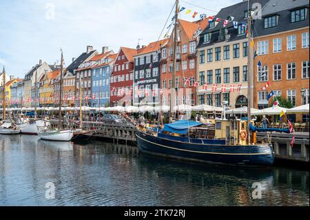 Facciata colorata e vecchie navi lungo il canale Nyhavn a Copenaghen, Danimarca Foto Stock