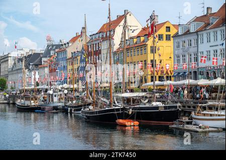 Facciata colorata e vecchie navi lungo il canale Nyhavn a Copenaghen, Danimarca Foto Stock