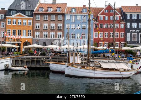 Facciata colorata e vecchie navi lungo il canale Nyhavn a Copenaghen, Danimarca Foto Stock