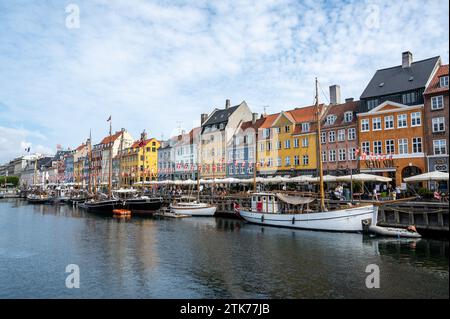 Facciata colorata e vecchie navi lungo il canale Nyhavn a Copenaghen, Danimarca Foto Stock