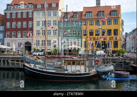 Facciata colorata e vecchie navi lungo il canale Nyhavn a Copenaghen, Danimarca Foto Stock