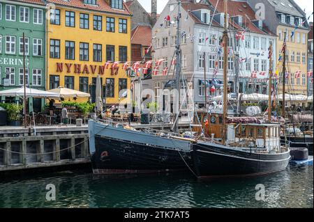 Facciata colorata e vecchie navi lungo il canale Nyhavn a Copenaghen, Danimarca Foto Stock