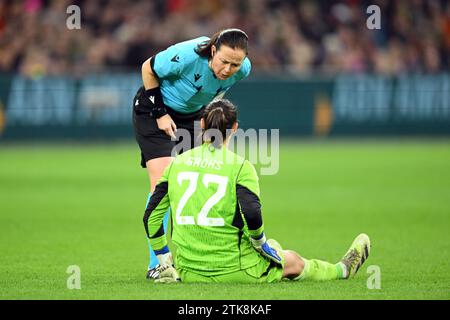 AMSTERDAM - (l-r) portiere del Bayern Munchen Maria Luisa Grohs, arbitro Cheryl Foster durante la partita di Champions League femminile del gruppo C tra l'Ajax Amsterdam e il Bayern Munchen alla Johan Cruijff Arena il 20 dicembre 2023 ad Amsterdam, Paesi Bassi. ANP GERRIT VAN COLOGNE Foto Stock