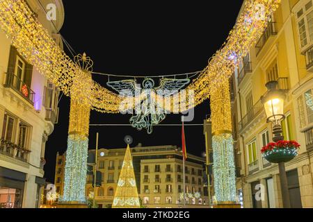 Decorazione dell'Angelo di natale e albero di Natale in via Marqués de Larios con Plaza de la Constitución Piazza della Costituzione a Malaga, Anda Foto Stock