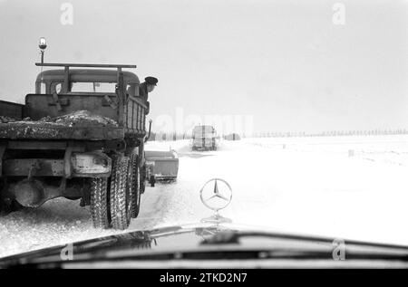 Rijksweg Amsterdam-Utrecht, spazzaneve impegnato a pulire la neve di fronte a una Mercedes Benz CA. 1963 Foto Stock