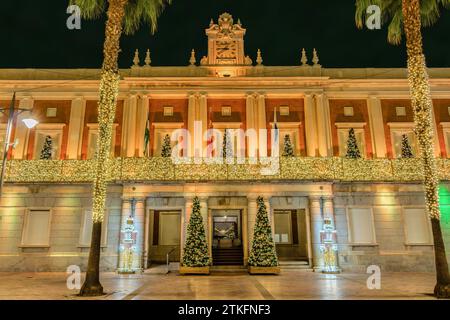 Decorazioni con luci natalizie nel municipio di Huelva, Andalusia, Spagna. Foto Stock