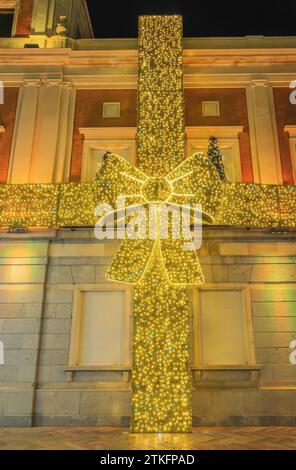 Decorazioni con luci natalizie a forma di arco regalo nel municipio di Huelva, Andalusia, decorazioni con luci natalizie a forma di arco regalo a Hu Foto Stock