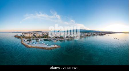 Chania a Creta. Panorama aereo della famosa città e destinazione turistica sull'isola greca in Europa. Foto Stock