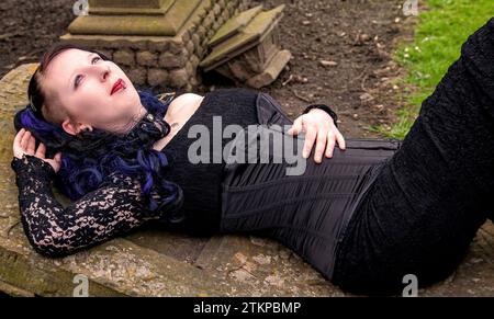 Mhairi Miller che modella in un completo costume in stile gotico al cimitero Howff del 1564 a Dundee, in Scozia Foto Stock