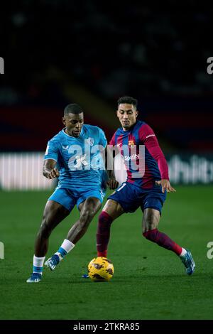 Barcellona, Spagna, 20 dicembre 2023. Spagnolo LaLiga EA Sports: FC Barcelona contro UD Almeria. (15) Akieme vies con (11) Raphinha. Credito: Joan G/Alamy Live News Foto Stock