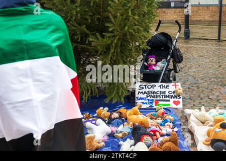 500 Teddies sono collocati a Truro per simboleggiare la morte di 8.000 bambini di Gaza durante gli attacchi aerei israeliani Foto Stock