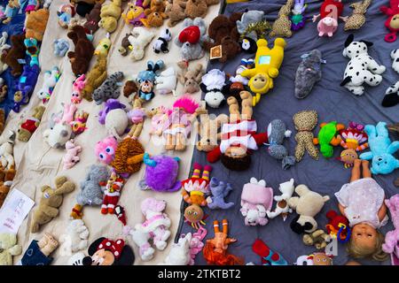 500 Teddies sono collocati a Truro per simboleggiare la morte di 8.000 bambini di Gaza durante gli attacchi aerei israeliani Foto Stock