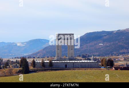 Asiago, vi, Italia - 9 dicembre 2023: Memoriale di guerra chiamato OSSARIO del Leiten in inverno Foto Stock