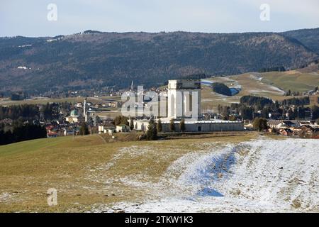 Asiago, vi, Italia - 9 dicembre 2023: Memoriale di guerra chiamato OSSARIO del Leiten in inverno Foto Stock