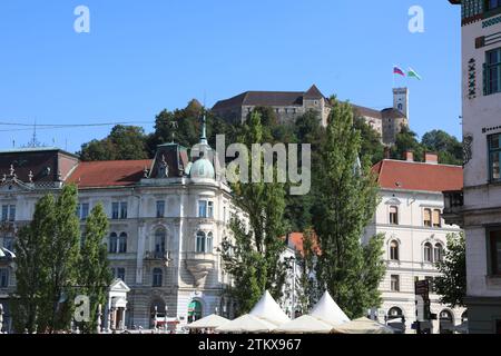 Lubiana, L, Slovenia - 15 agosto 2023: Antico Palazzo e Piazza Preseren Foto Stock