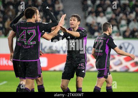 Wolfsburg, Germania. 20 dicembre 2023. Calcio: Bundesliga, VfL Wolfsburg - Bayern Monaco, Matchday 16, Volkswagen Arena. Thomas Müller applaude di Monaco. Credito: Swen Pförtner/dpa - NOTA IMPORTANTE: in conformità con le norme della DFL German Football League e della DFB German Football Association, è vietato utilizzare o utilizzare fotografie scattate nello stadio e/o della partita sotto forma di immagini sequenziali e/o serie di foto simili a video./dpa/Alamy Live News Foto Stock