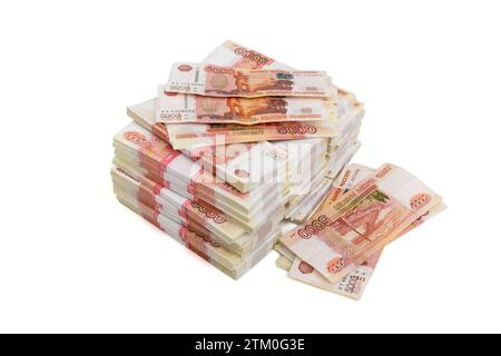 Un sacco di soldi in pacchetti in rubli russi per 5000. Isolato su sfondo bianco Foto Stock