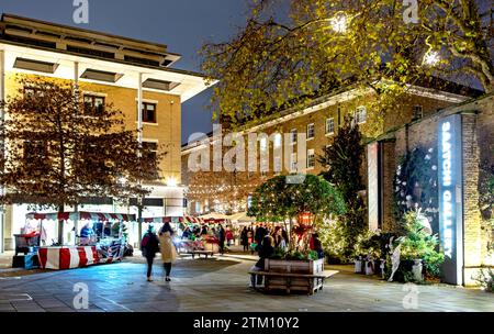 Gli acquirenti si trovano in Piazza Duke of York, a Christmas London, Regno Unito Foto Stock