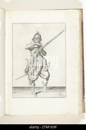 Soldato con un timone che porta il suo stoppino in bocca per farlo saltare in aria (n. 6), CA. 1600, 1608 Un soldato, a destra, a destra, tenendo un timone (un certo tipo di arma da fuoco) con la mano sinistra (n. 6), ca. 1600, con la mano destra porta uno stoppino in fiamme in bocca per pulirlo. Piastra 6 nelle istruzioni per la movimentazione del timone. Parte delle illustrazioni in: J. de Gheyn, Weapon Handele di Roers Musquetten e Spiessen, Amsterdam, 1608. Premio di guerra intorno al 1600. Tipografia: Olanda settentrionale produttore di sprint: Olanda settentrionale spublisher: Amsterdampublisher: Amsterdam paper engra Foto Stock