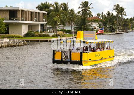 Fort Lauderdale, Florida, USA - 2 dicembre 2023: Taxi d'acqua che porta i turisti su uno dei corsi d'acqua della città Foto Stock