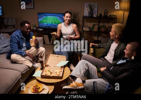 Giovani adulti sorridenti che si rilassano a casa Foto Stock