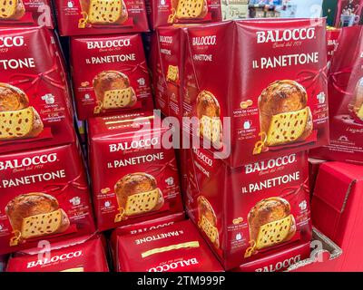 Italia - 20 dicembre 2023: Panettone Balocco in confezione rossa di Natale in vendita nel supermercato italiano Foto Stock