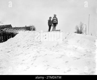 Bambini che giocano sulla neve a Monnikendam, California. 2 gennaio 1963 Foto Stock