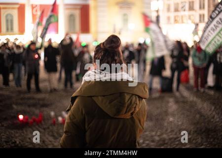 Monaco, Germania. 20 dicembre 2023. La Palestina parla come ogni mercoledì organizzava una manifestazione a Monaco, in Germania, il 20 dicembre 2023. Le loro richieste: ' Stop the Genocide ' e ' End Israeli Apartheid '. (Foto di Alexander Pohl/Sipa USA) credito: SIPA USA/Alamy Live News Foto Stock